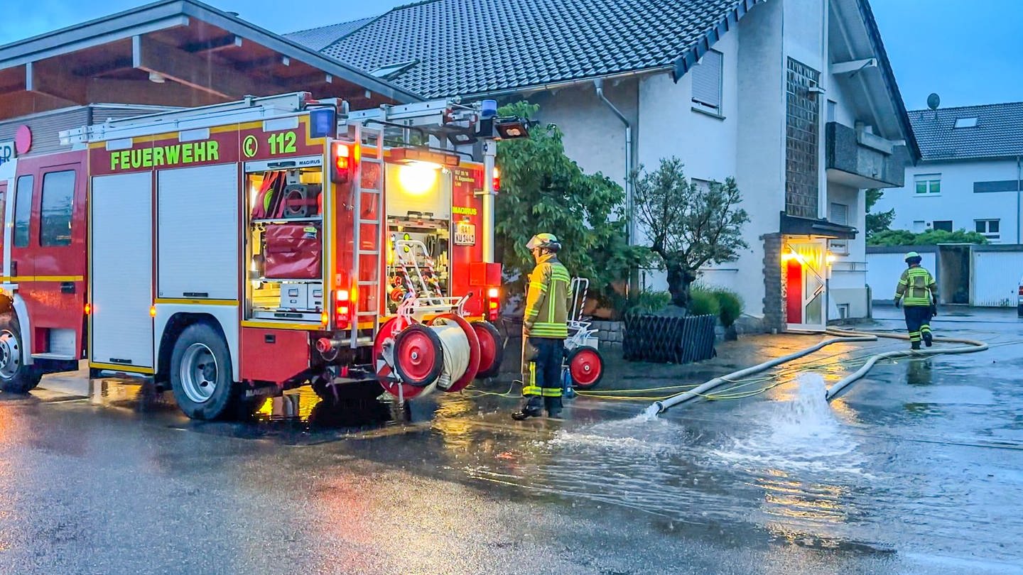 Feuerwehr pumpt Keller aus. Regen sorgte im Raum Karlsruhe und Rastatt für mehrere Unfälle und Feuerwehreinsätze. (Foto: Henry Mungenast / EinsatzReport24)