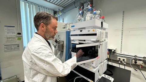 Laborleiter Marco Scheurer untersucht im Labor der LUBW Proben aus dem Rhein bei Karlsruhe.