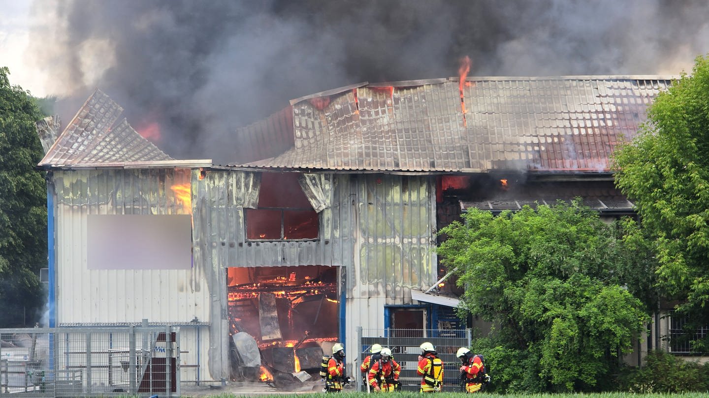 Am Dienstagabend kam es zu einem Brand im Aussiedlerhof Sohl in Weingarten im Kreis Karlsruhe. Das Dach des Gebäudes ist eingestürzt. Flammen und Rauch steigen aus dem Gebäude auf. (Foto: Thomas Riedel)
