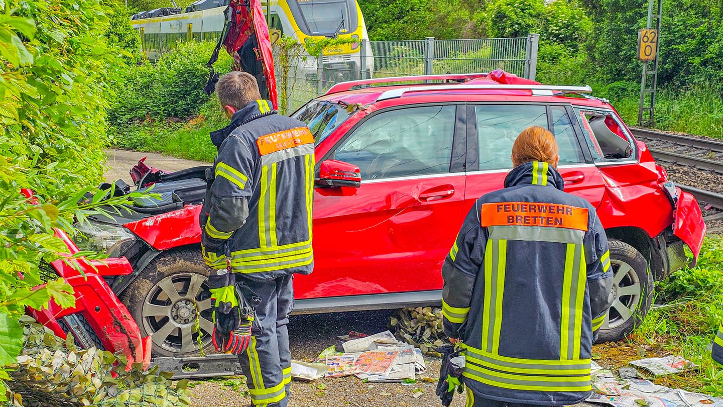 Bei einem Unfall mit einem Zug und einem Auto in Bretten (Kreis Karlsruhe) wurde niemand verletzt. (Foto: Waldemar Gress / EinsatzReport24)