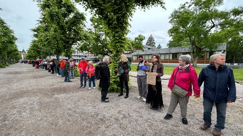 Die Menschenkette um das Bundesverfassungsgericht in Karlsruhe