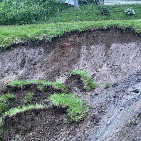 In einem Wohngebiet im Gaggenauer Stadtteil Michelbach hat es einen Erdrutsch gegeben.