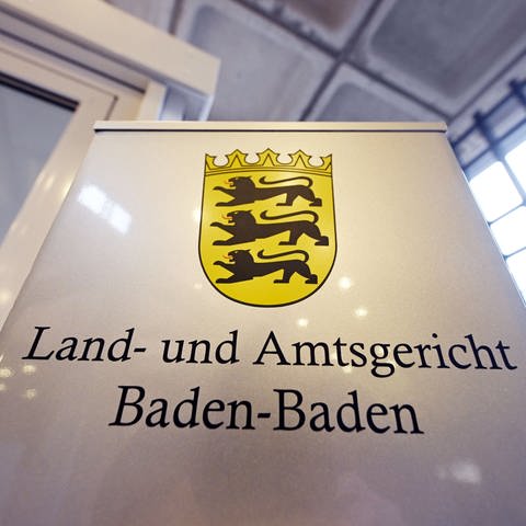 Schild beim Land- und Amtsgericht Baden-Baden. Prozessauftakt nach Haschischfund auf A5 bei Baden-Baden