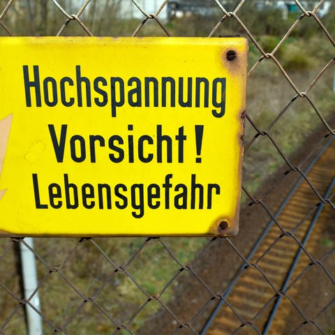 Am Güterbahnhof in Karlsruhe ist es zu einem tödlichen Unfall mit einem Stromschlag aus der Oberleitung gekommen. 