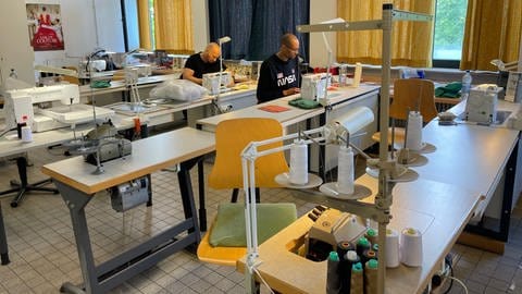 Patienten in der Textilwerkstatt der Psychiatrie Calw beim Nähen mit Maschinen. Auch dort wurde der Schwarzwald Tatort gedreht.