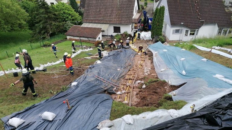 Nach einem Erdrutsch in Gaggenau ist der Einsatz zwar beendet, Bewohnerinnen und Bewohner dürfen aber vorerst nicht in ihre Häuser. (Foto: Technisches Hilfswerk)