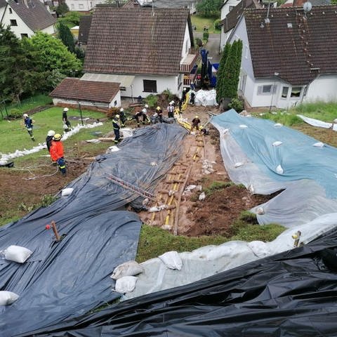 Nach einem Erdrutsch in Gaggenau ist der Einsatz zwar beendet, Bewohnerinnen und Bewohner dürfen aber vorerst nicht in ihre Häuser.
