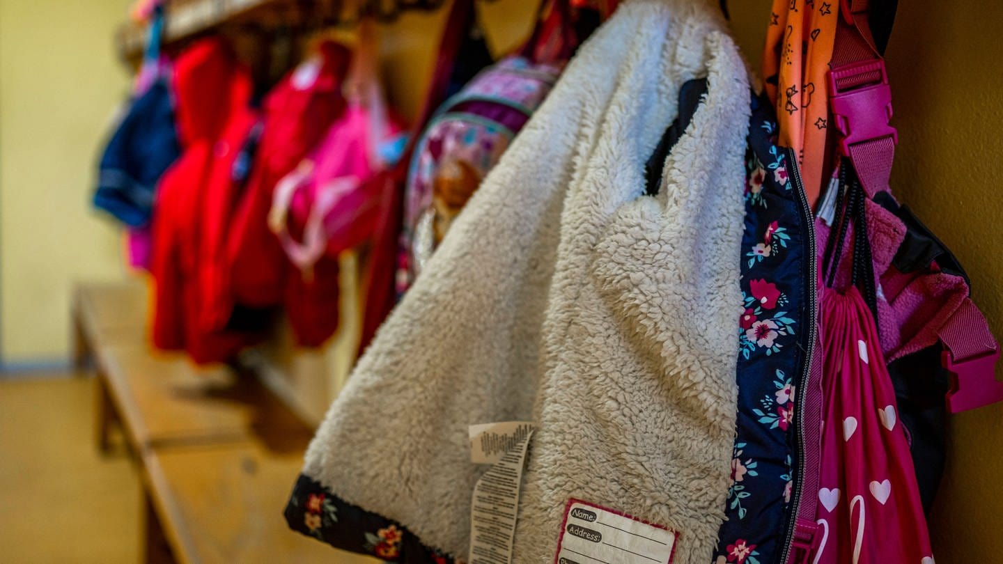 Jacken und Mäntel an der Garderobe einer Kita (Foto: IMAGO, Imago/Kirchner-Media)