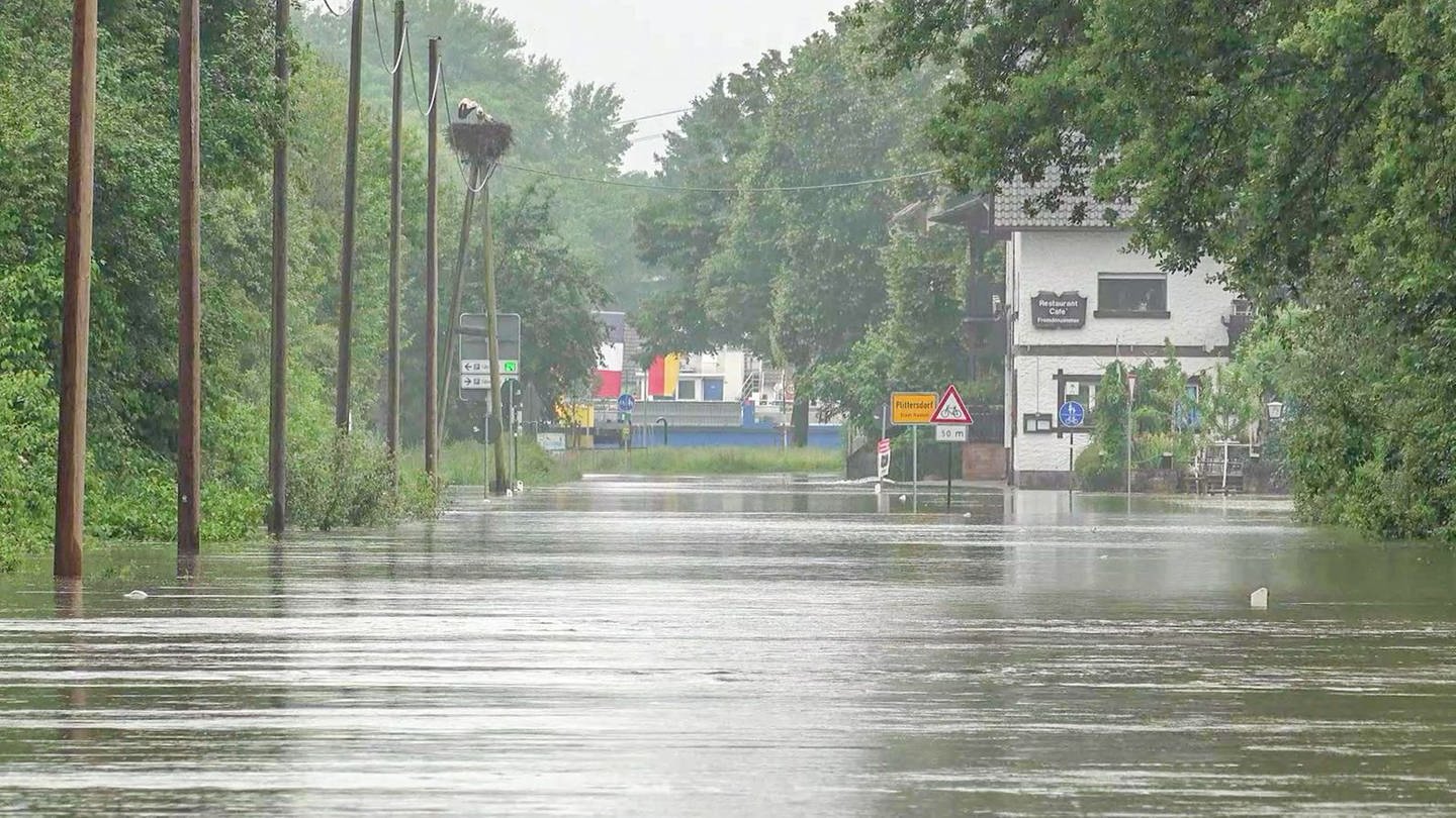 Die Zufahrtsstraße zur Rheinpromenade in Rastatt-Plittersdorf ist überflutet (Foto: Einsatz-Report 24)