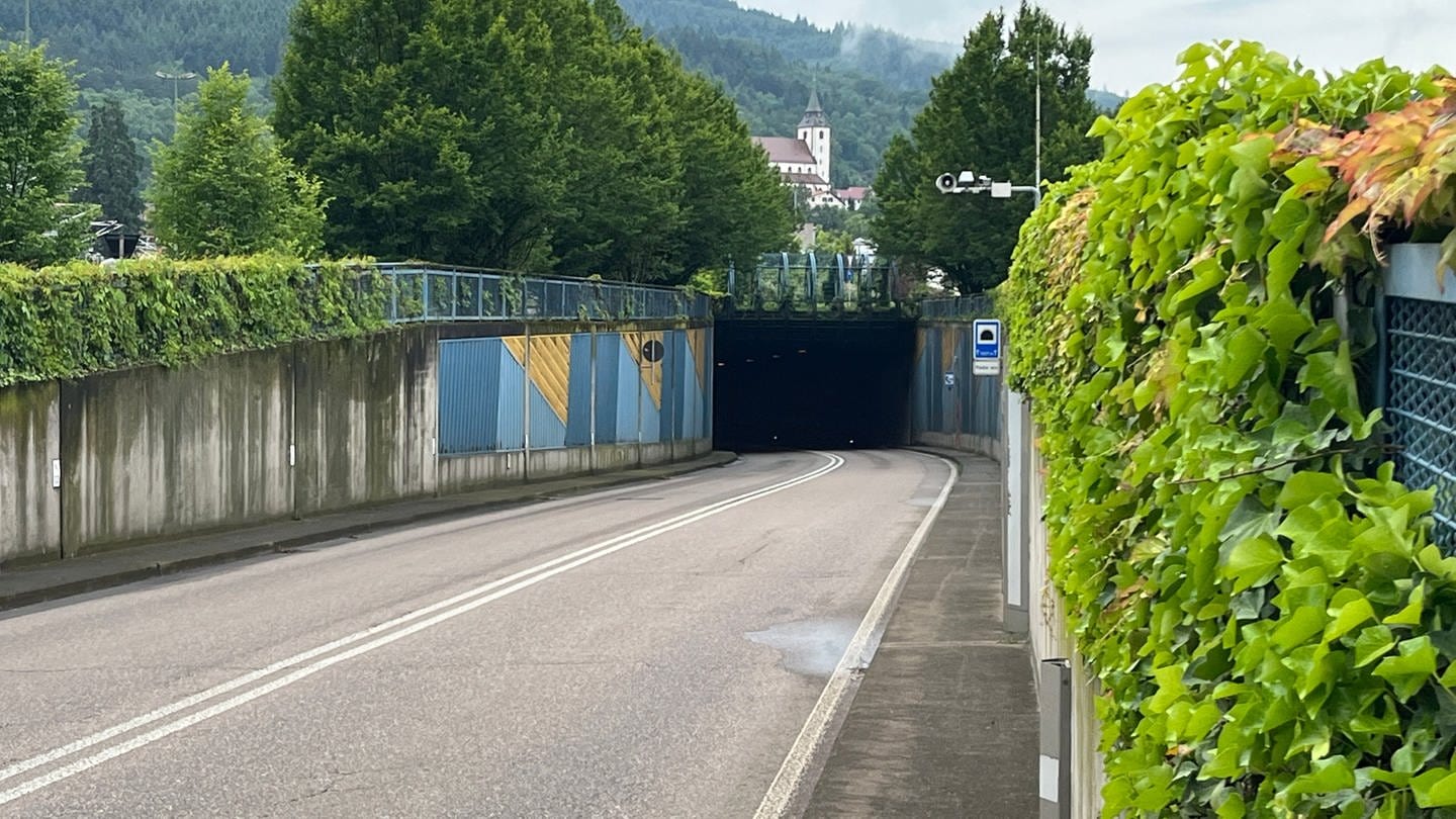 Die Einfahrt zum Tunnel Gernsbach (Foto: SWR)