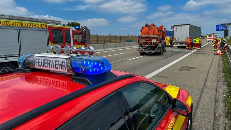 Feuerwehr und Rettungskräfte sind auf der A5 nach einem Unfall in der Nähe von Bruchsal im Einsatz.