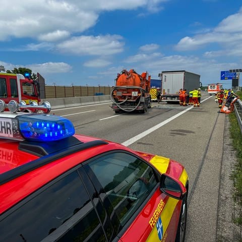 Feuerwehr und Rettungskräfte sind auf der A5 nach einem Unfall in der Nähe von Bruchsal im Einsatz.