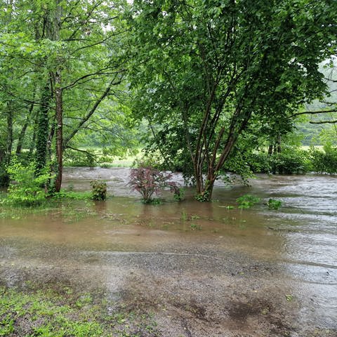 Das Hochwasser der Alb setzte den Campingplatz bei Waldbronn teilweise unter Wasser