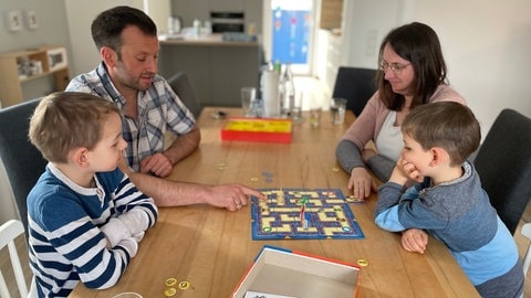 Eltern sitzen mit zwei Kindern am Tisch: Eine Familie aus Karlsruhe bekommt Unterstützung bei der Geschwisterbegleitung vom Kinderhospizdienst (Foto: SWR) Eltern sitzen mit zwei Kindern am Tisch: Eine Familie aus Karlsruhe bekommt Unterstützung bei der Geschwisterbegleitung vom Kinderhospizdienst
