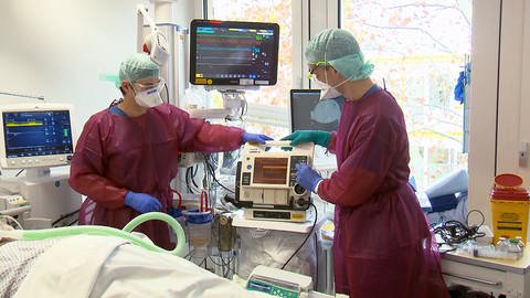 Pflegekräfte versorgen einen Corona-Patienten auf der Intensivstation des Universitätsklinikums Mannheim (Foto: SWR)