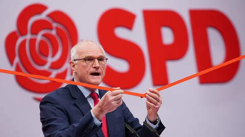 Lothar Binding (SPD), erklärt beim SPD-Bundesparteitag anhand eines Zollstocks, wo die SPD und wo andere Parteien die Mitte der Gesellschaft sehen.  (Foto: dpa Bildfunk, picture alliance/dpa | Kay Nietfeld)