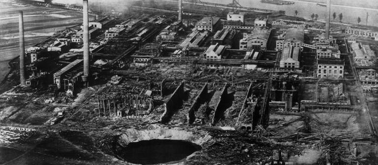 Das Archivbild von 1921 zeigt das Oppauer Werk der BASF nach der Explosionskatastrophe. (Foto: dpa Bildfunk, picture-alliance / dpa)