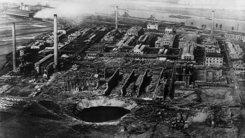 Das Archivbild von 1921 zeigt das Oppauer Werk der BASF nach der Explosionskatastrophe. (Foto: dpa Bildfunk, picture-alliance / dpa)