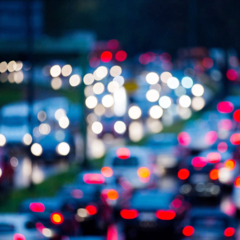 Berufspendler fahren mit ihren Autos über die Zoobrücke nach Köln. Durch die täglichen Staus auf den Straßen Düsseldorfs haben Pendler vergangenes Jahr 70 Stunden auf dem Weg zur Arbeit verloren. Somit belegt die Landeshauptstadt Platz drei einer Städteauflistung, die aus einer am Montag veröffentlichten Analyse des Verkehrsdatenanbieters Inrix hervorgeht. In den Top Ten stand zudem noch Köln auf Platz sieben mit 50 Stunden verlorene Zeit durch Stau. Der Zeitverlust wurde jeweils im Vergleich zur Fahrtdauer bei freier Straße ermittelt. (Foto: dpa Bildfunk, picture alliance/dpa | Rolf Vennenbernd)