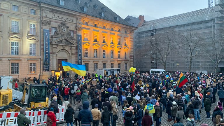 Hunderte Menschen zeigen am Mannheimer Zeughaus Solidarität mit der Ukraine (Foto: SWR, SWR, Christian Scharff)