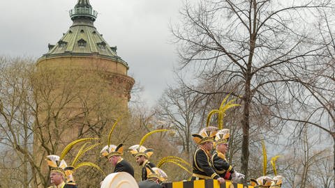 Mannheimer Narren feiern - jedenfalls vor der Corona-Pandemie - beim großen Umzug (Foto: dpa Bildfunk, Picture Alliance)