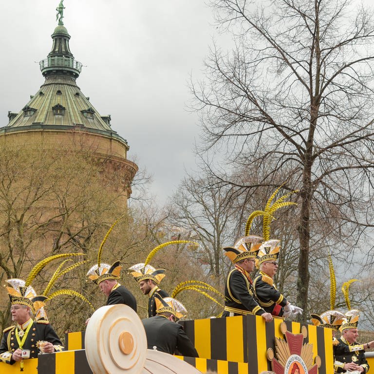 Mannheimer Narren feiern - jedenfalls vor der Corona-Pandemie - beim großen Umzug (Foto: dpa Bildfunk, Picture Alliance)