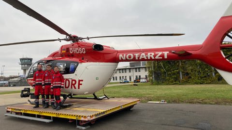 Rettungshubschrauber in Mannheim mit Besatzung auf Flugplatz Mannheim (Foto: SWR)