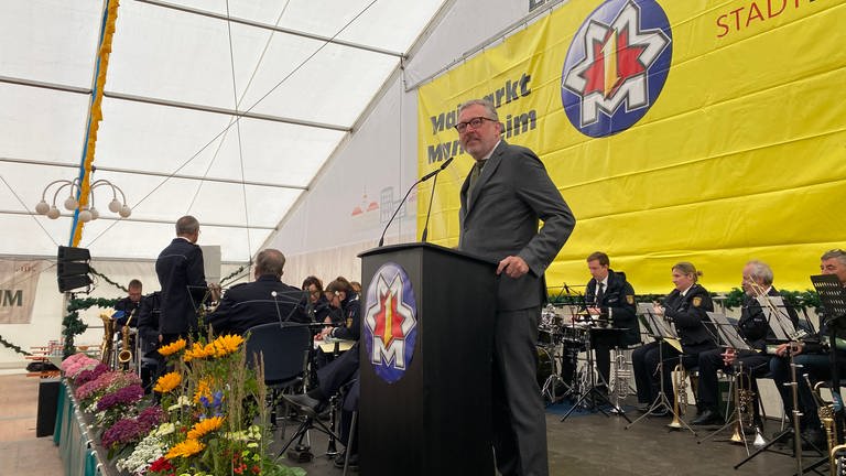 Oberbürgerbürgermeister Peter Kurz (SPD) bei seiner Eröffnungsrede des Mannheimer Maimarkts 2022 im Festzelt (Foto: SWR)
