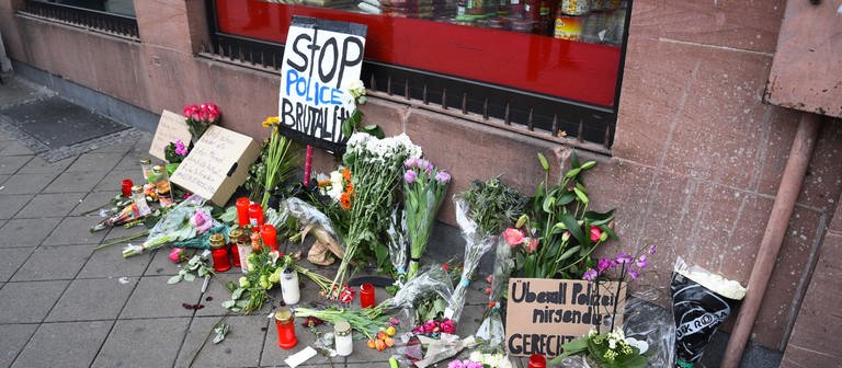 Blumen und Botschaften auf dem Gehweg am Marktplatz in Mannheim (Foto: dpa Bildfunk, picture alliance/dpa/PR-Video | René Priebe)