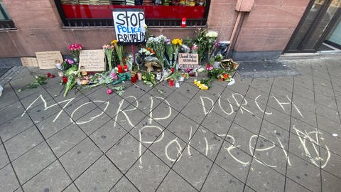 Am Ort des Geschehens steht mit Kreide geschrieben "Mord durch Polizei". (Foto: SWR)