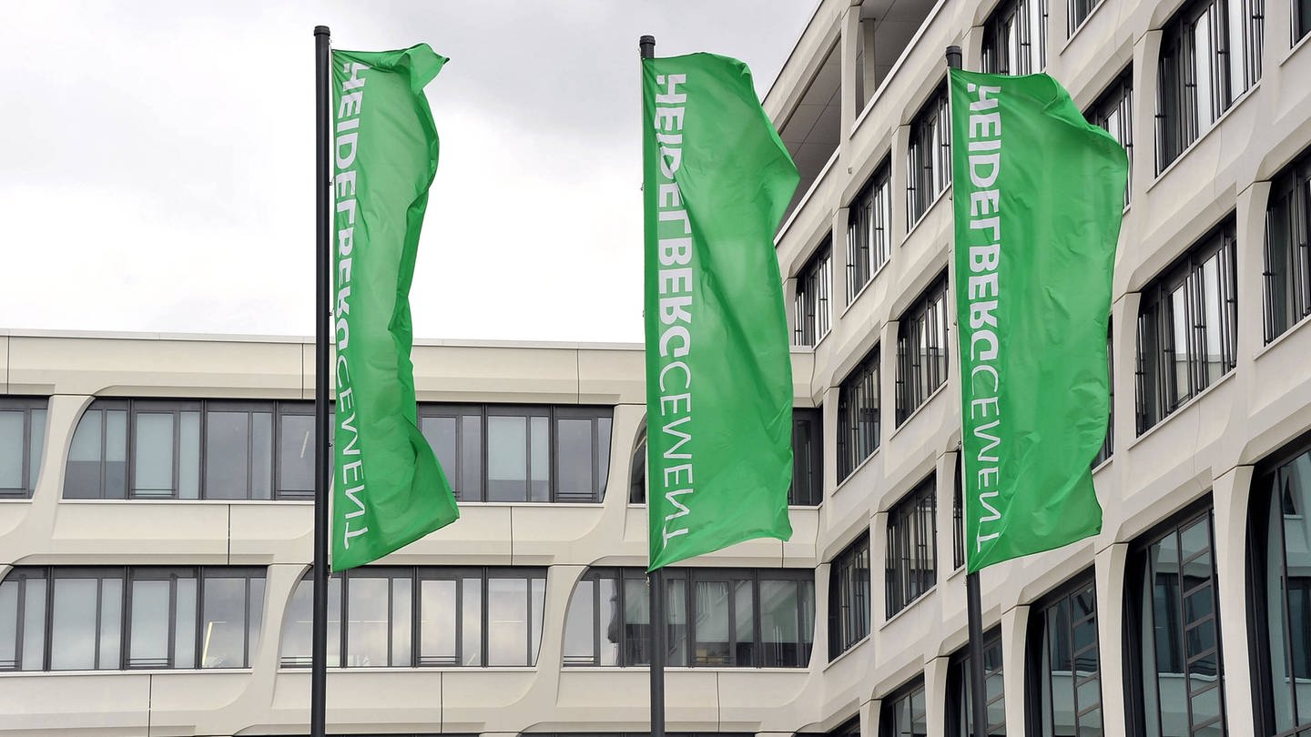 grüne Flaggen vorm HeidelbergCement Sitz.