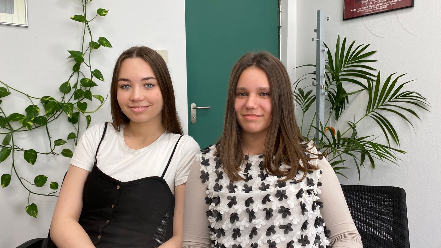 Die Schülerinnen Sofi Muraviova (16) und Lisa Oleinikova (17) aus der Ukraine fühlen sich wohl auf dem Carl-Friedrich-Gauss Gymasium in Hockenheim