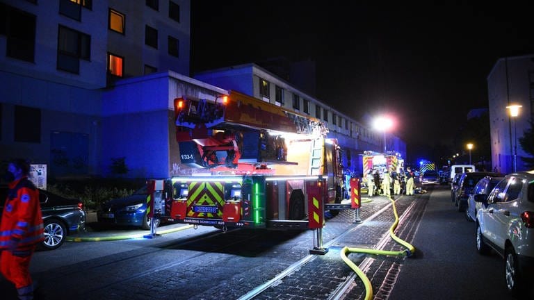 Großeinsatz bei Wohnhausbrand in Heidelberg-Bergheim. Ein Mann wurde schwerverletzt. (Foto: PR-Video, René Priebe )