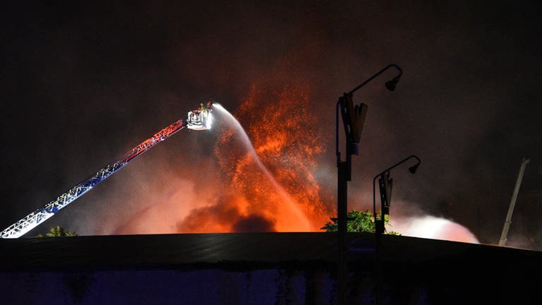 Löscharbeiten eines brennenden Schrotthaufens in Mannheim  (Foto: PR Video)