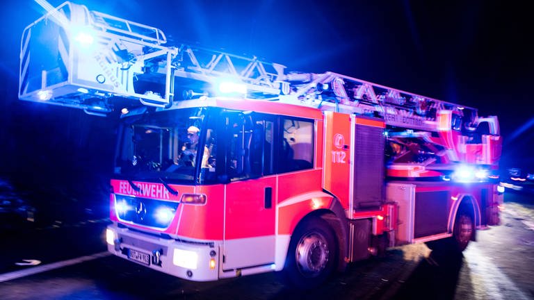 Feuerwehr-Drehleiterwagen bei Nacht Symbolbild (Foto: dpa Bildfunk, Marcel Kusch)
