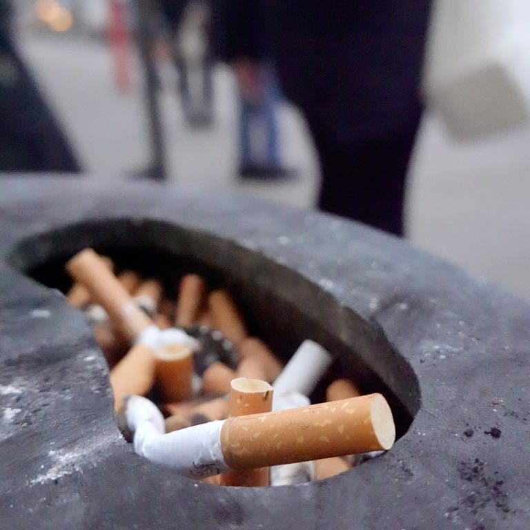 Zigarettenstummel (Foto: dpa Bildfunk, picture alliance/dpa | Marcus Brandt)