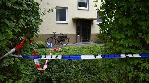 Polizeiabsperrung vor einem Haus in Heidelberg-Kirchheim (Foto: René Priebe • PR-Video • Photographie & Video)