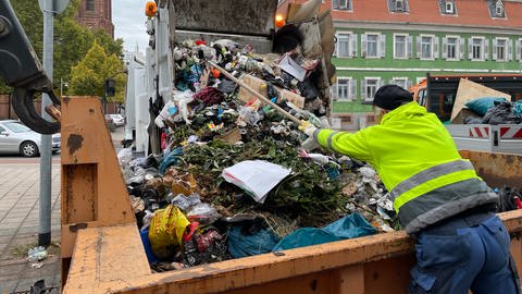 In Lampertheim startet heute eine Müllkampagne - zum Auftakt gab es einen Müllberg vorm Rathaus (Foto: SWR)