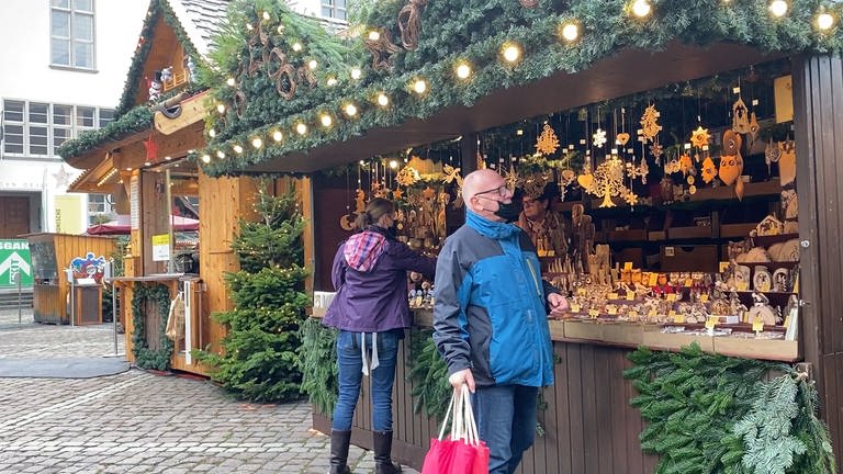 Zwei Menschen vor Bude auf Heidelberger Weihnachtsmarkt (Foto: SWR)
