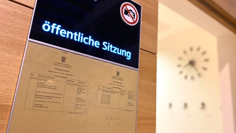 Schild vor Sitzungssaal in Landgericht Heidelberg (Foto: SWR)