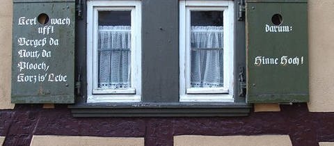 Auf Fensterläden in Buchen stehen die Fasnachtssprüche "Kerl, wach uff" und "Hinne Hoch" (Foto: SWR)