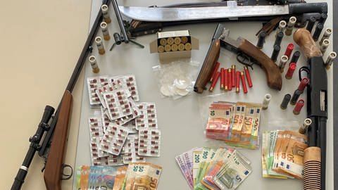 Die sichergestellten Gegenstände der Drogen-Razzia in Mannheim und Viernheim. (Foto: Polizeipräsidium Mannheim)