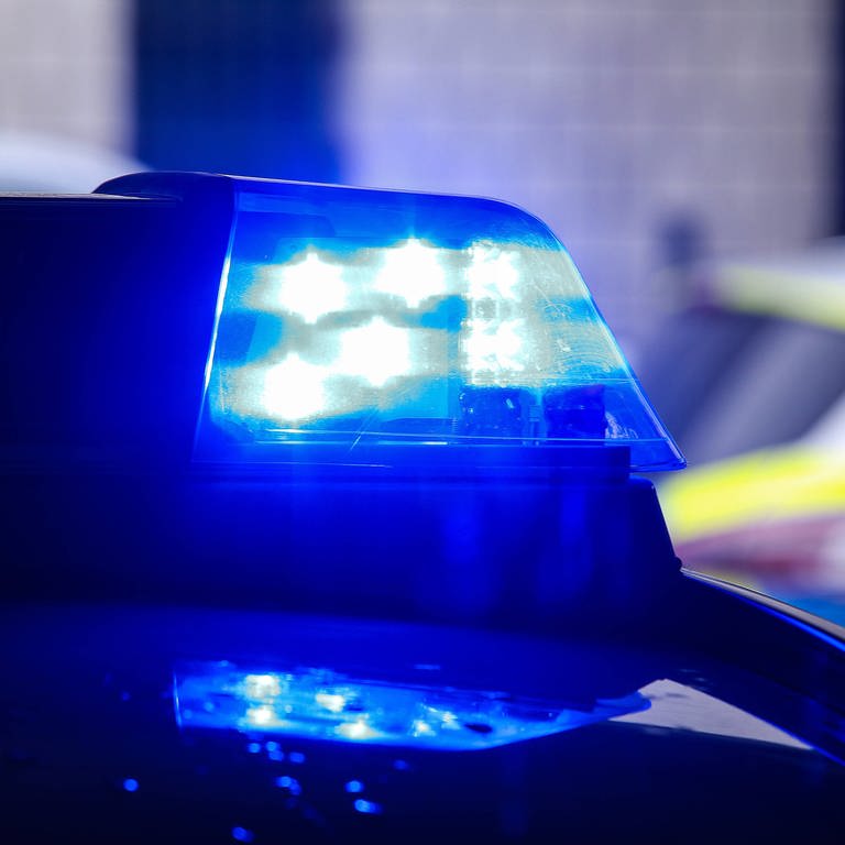 Einsatzfahrzeug mit Blaulicht,  Symbolbild zum Thema Polizei (Foto: IMAGO, imago images / Rene Traut)