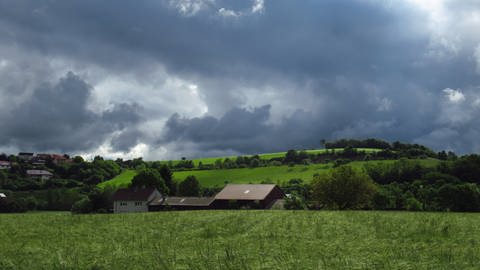 Dunkle Wolken über grünen Wiesen im Odenwald (Foto: SWR, Friederike Kroitzsch)