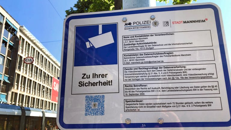 Hinweisschild in Mannheim zur Videoüberwachung (Foto: SWR)