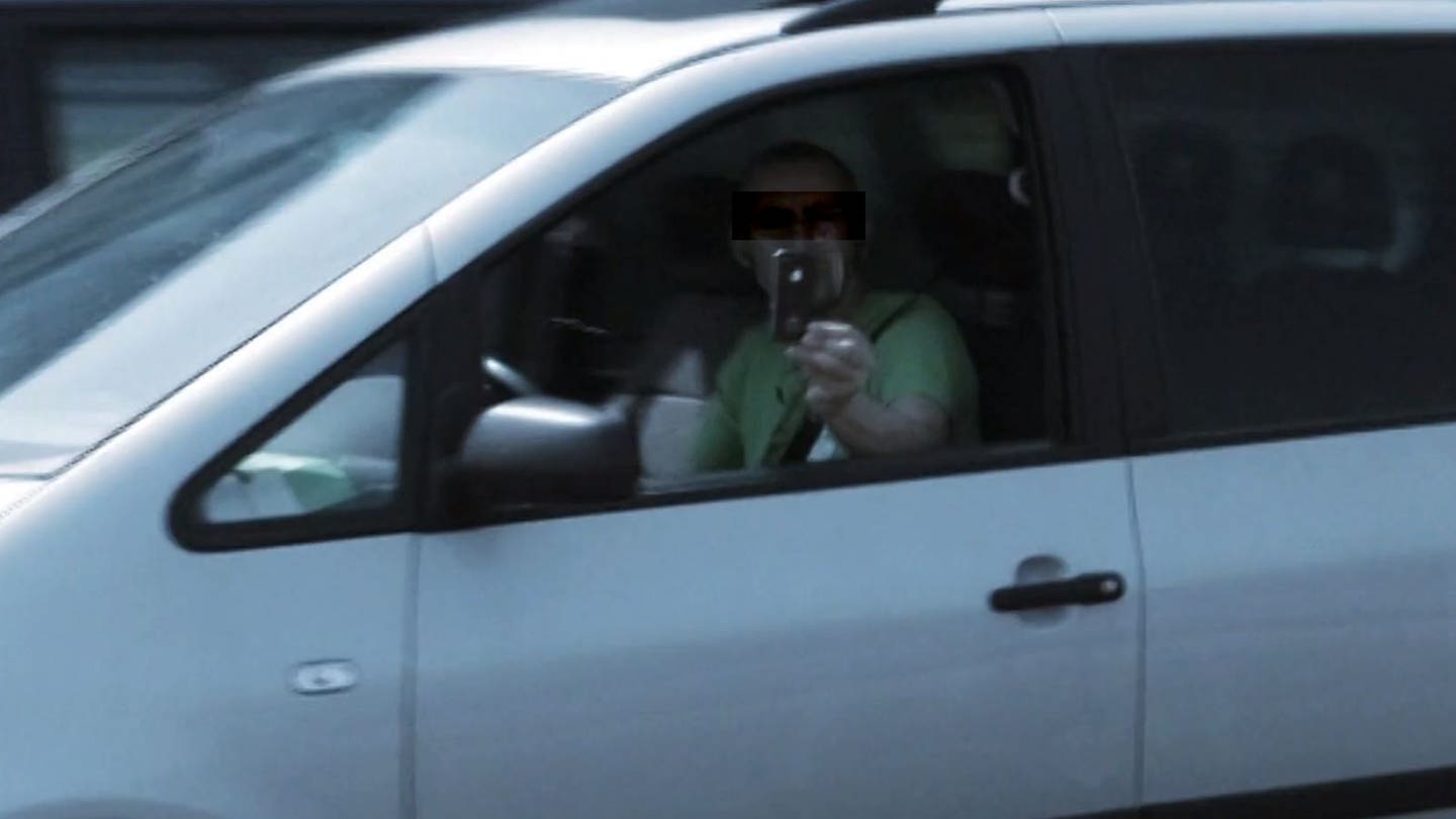 Gaffer dreht Handy Video aus fahrendem Pkw.