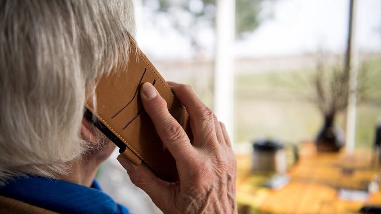 Seniorin am Telefon (Foto: dpa Bildfunk, picture alliance/dpa | Sebastian Gollnow)