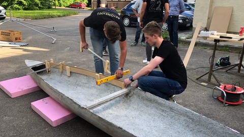Studenten der DHBW Mosbachen bauen Kanus aus Beton (Foto: SWR)