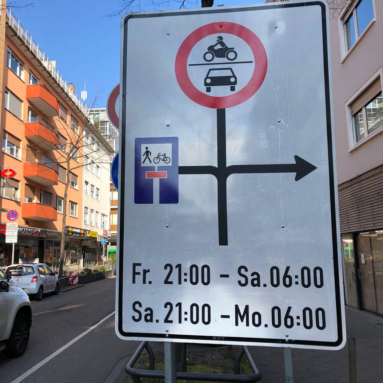 Schilder weisen auf die neue Verkehrsführung hin (Foto: SWR)