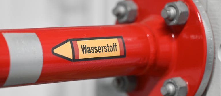 Hinweis auf Wasserstoff an einem Rohr in einem Verteilzentrum (Foto: dpa Bildfunk, picture alliance/dpa | Bernd Weißbrod)